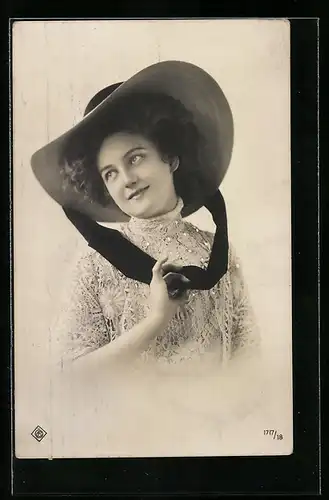 AK Junge Frau mit Hut spielt verträumt am Bändchen herum