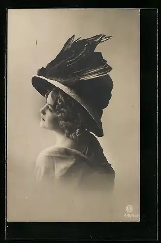 AK Junge Frau mit grossem Hut blickt verträumt zur Seite