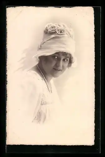 AK Junge Frau mit Hut und Blumen blickt den Betrachter an
