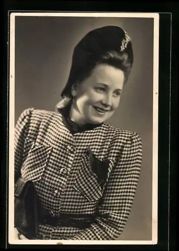 AK Junge Frau im karierten Kostüm mit einem Hut