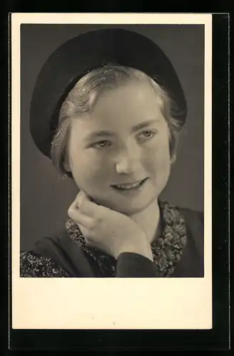 AK Portrait einer jungen Frau mit Hut und Hand am Hals