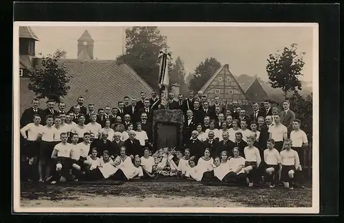 AK Tharandt, Männer und Kinder am Denkmal