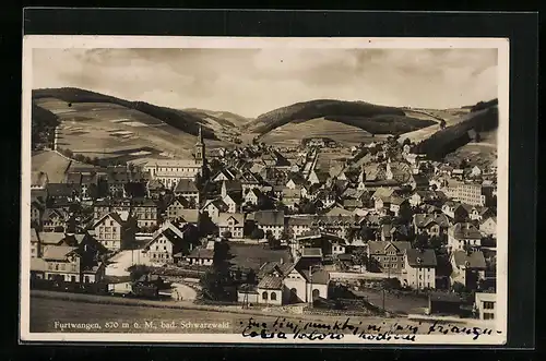 AK Furtwangen /bad. Schwarzwald, Gesamtansicht von einem Berg aus