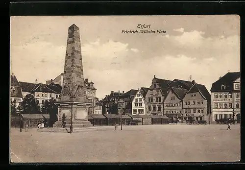 AK Erfurt, Friedrich-Wilhelm-Platz mit Hotel und Denkmal