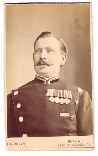 Fotografie F. Geibler, Berlin, Portrait preussischer Eisenbahner in Uniform mit Ordenspange