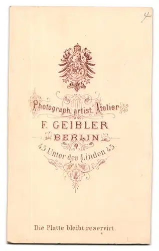 Fotografie F. Geibler, Berlin, Portrait preussischer Eisenbahner in Dienstuniform mit Ordenspange
