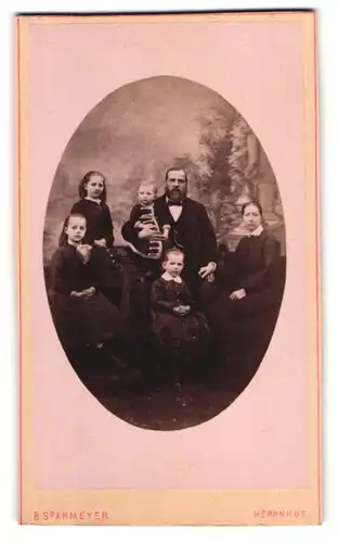 Fotografie B. Sparmeyer, Herrnhut, Mutter und Vater mit ihren vier Kindern im Atelier