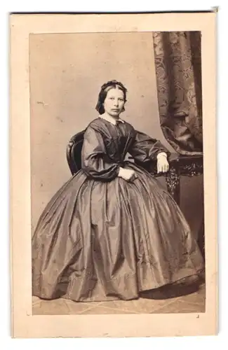 Fotografie C. Pohlmann, Magdeburg, junge Dame im glänzenden Kleid mit Haarschleife