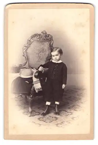 Fotografie Widmayer, Stuttgart, niedlicher Knabe im Anzug mit Hut auf dem Stuhl