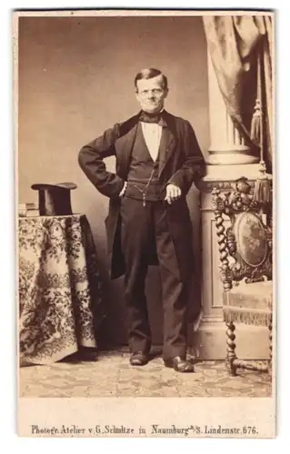 Fotografie G. Schultze, Naumburg / Saale, älterer Herr im Anzug mit Fliege nebst Zylinder