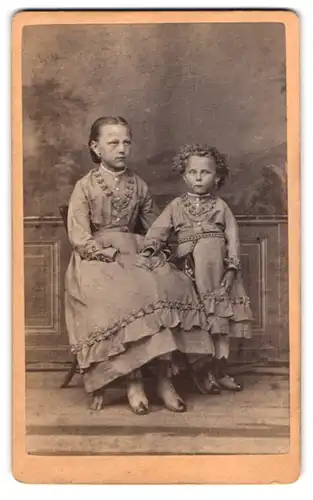Fotografie G. F. Eichler, Schmölln, zwei Kinder in Sommerkleidern mit Locken