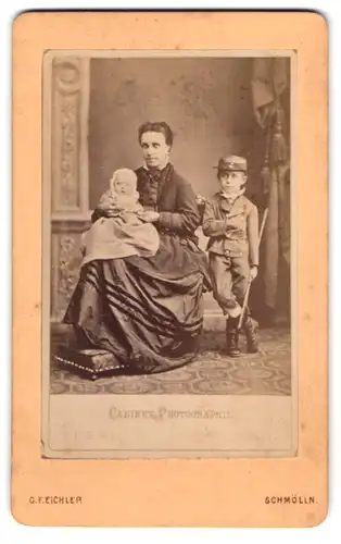 Fotografie G. F. Eichler, Schmölln, junge Mutter mit ihren beiden Kindern im Atelier