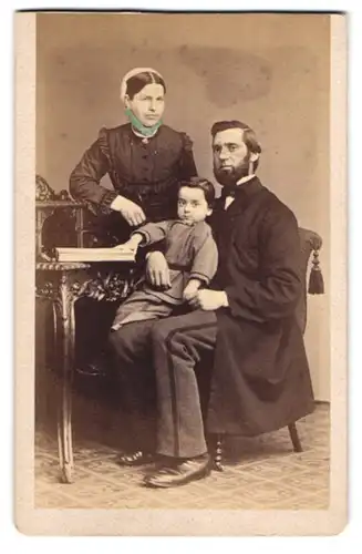 Fotografie B. Sparmeyer, Herrnhut, Mutter und Vater mit ihren Sohn auf dem Schoss