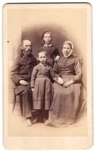 Fotografie Adolph Meister, Bautzen, Mutter und Vater mit ihren beiden Tächtern