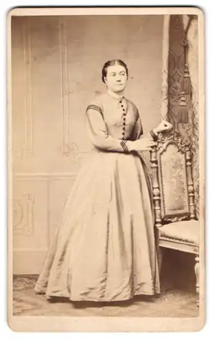 Fotografie J. E. Schubert, Nürnberg, junge Dame im hellen Kleid