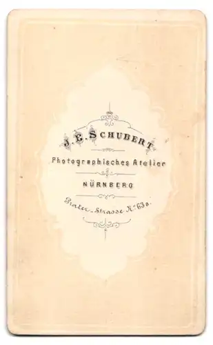 Fotografie J. E. Schubert, Nürnberg, junge Dame im hellen Kleid