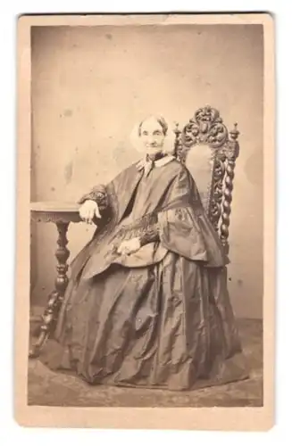 Fotografie Fr. Träger, Cöthen, ältere Dame im Biedermeierkleid mit Haube