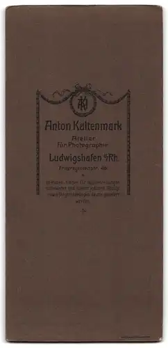 Fotografie Anton Kaltenmark, Ludwigshafen, junger Knabe im Anzug mit langer Kerze zur Konfirmation