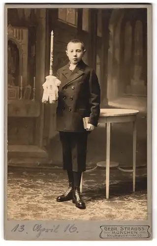 Fotografie Gebr. Strauss, München, junger bayrischer Knabe im Anzug mit Lackschuhen zur Kommunion