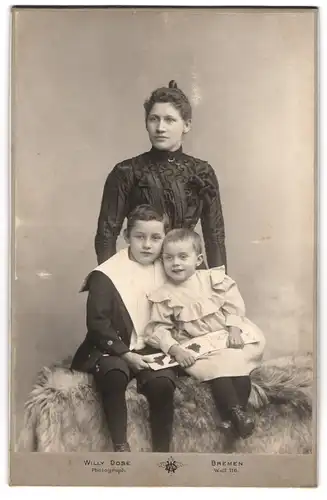 Fotografie Willy Dose, Bremen, Mutter mit ihren beiden Kindern