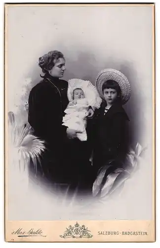 Fotografie Max Balde, Salzburg, Portrait Frau Böhm mit ihren beiden Kindern im Atelier, 1897