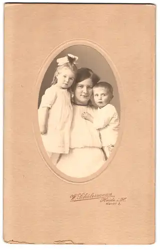 Fotografie W. Schölermann, Heide i. H., Mutter mit ihrer Tochter und Sohn im Atelier, Mutterglück