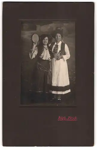 Fotografie Aug. Hils, Ulm a. D., zwei Damen als Vagabundinnen / Zigeunerinnen verkleidet mit Tamburin, Fasching