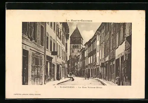 Präge-AK St-Gaudens, La Rue Victor Hugo, L`Eglise