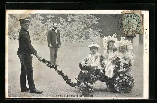 AK Luchon, Fête des Fleurs, Blumentag, Kinder sitzen in einem mit Blumen geschmückten Handwagen