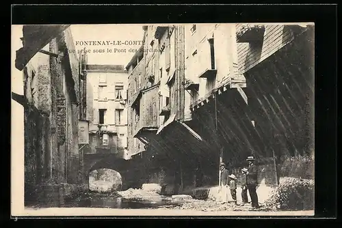 AK Fontenay-Le-Comte, Vue prise sous le Pont des Sardine