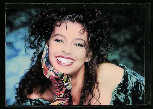 AK Musikerin Mara Laurien mit toller Frisur in die Kamera lächelnd