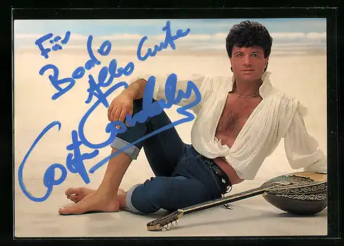 AK Musiker und Sänger Costa Cordalis sitzt mit seiner Gitarre am Strand