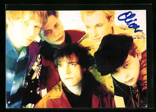 AK Musiker-Gruppe B-Pozitive ernst in die Kamera schauend