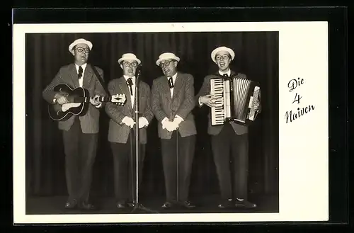 AK Musiker Die 4 Naiven beim Auftritt auf einer Bühne, Autogramme rückseitig