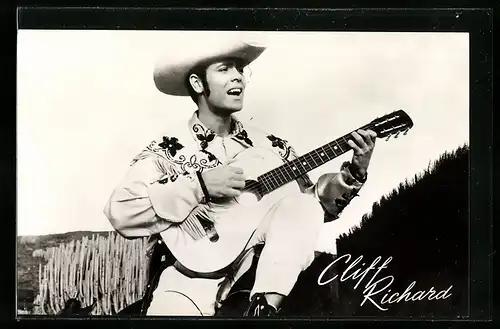 AK Musiker Cliff Richard mit Gitarre bei einem Auftritt