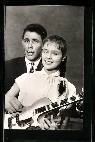 AK Musiker Peter Kraus und Sabine Sinjen posieren mit Gitarre