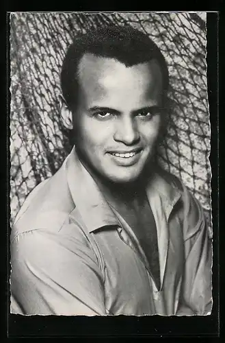 AK Musiker Harry Belafonte im Hemd in die Kamera lächelnd
