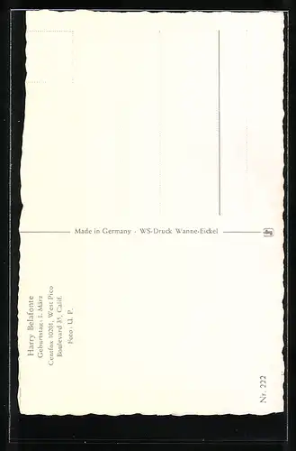 AK Musiker Harry Belafonte im Hemd in die Kamera lächelnd