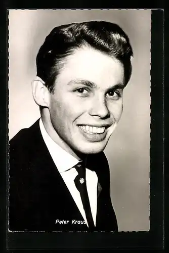 AK Musiker Peter Kraus in die Kamara lächelnd porträtiert