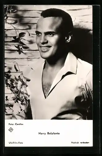 AK Musiker Harry Belafonte mit offener Bluse