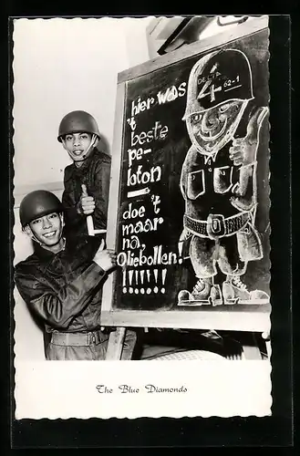 AK Musiker The Blue Diamonds in Uniformen an einer Tafel stehend