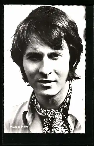 AK Musiker Michael Holm im tollen Outfit ernst blickend