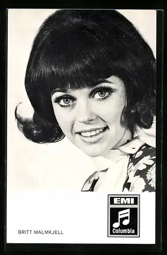 AK Musikerin Britt Malmkjell mit toller Frisur in die Kamera lächelnd