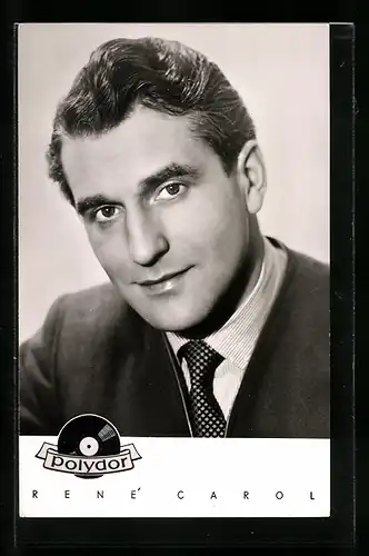 AK Musiker Renè Carol im Anzug zur Kamera schauend