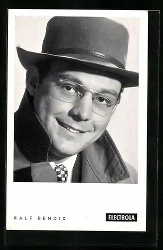 AK Musiker Ralf Bendix mit Hut in die Kamera blickend