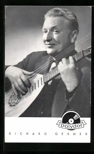 AK Musiker Richard Germer mit seinem Musikinstrument