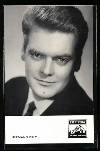 AK Musiker Hermann Prey im Anzug in die Kamera schauend
