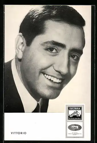 AK Musiker Vittorio in die Kamera lächelnd