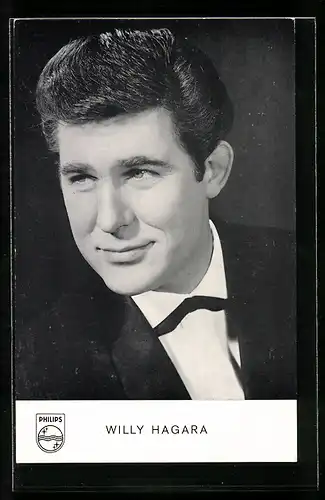 AK Musiker Willy Hagara im Anzug zur Seite schauend