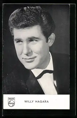 AK Musiker Willy Hagara im Anzug zur Seite schauend